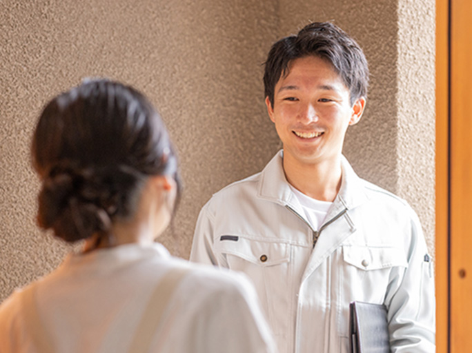 担当者がお家へ伺い、状態を確認。対応方法のご説明をいたします。