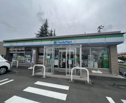 ファミリーマート宮城小牛田店　徒歩10分