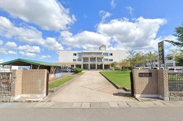 黒石市立中郷中学校：徒歩10分