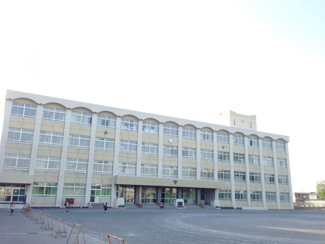 青森市立篠田小学校：徒歩8分