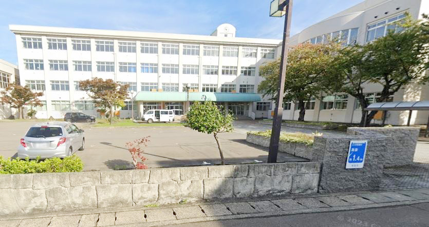 青森市立浪打中学校：徒歩9分